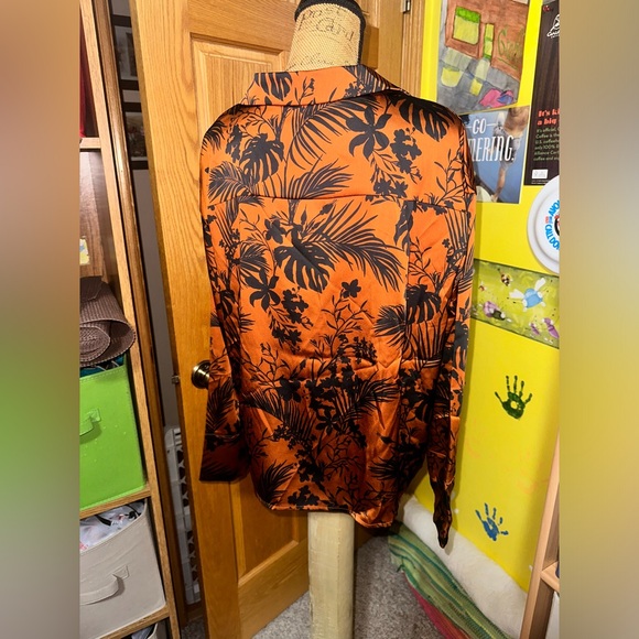 🧡🖤 FUTURE COLLECTION SILK BUTTON UP - Picture 9 of 11